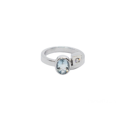 Anillo de oro blanco con diamantes y aguamarina
