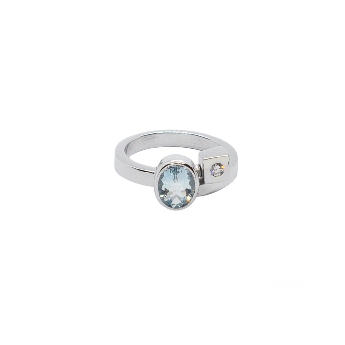 Anillo de oro blanco con diamantes y aguamarina
