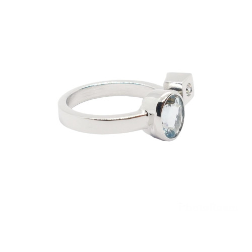 Anillo de oro blanco con diamantes y aguamarina