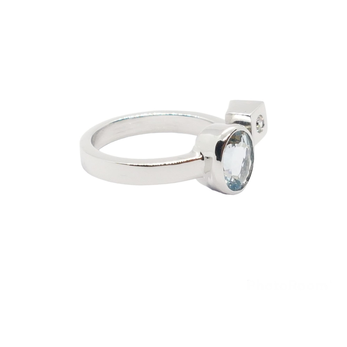 Anillo de oro blanco con diamantes y aguamarina