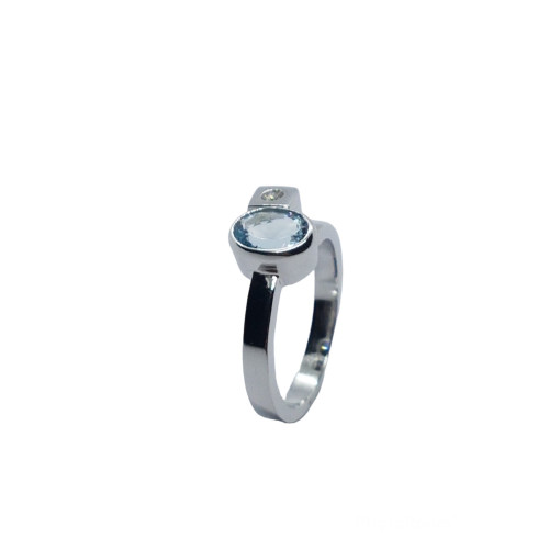 Anillo de oro blanco con diamantes y aguamarina