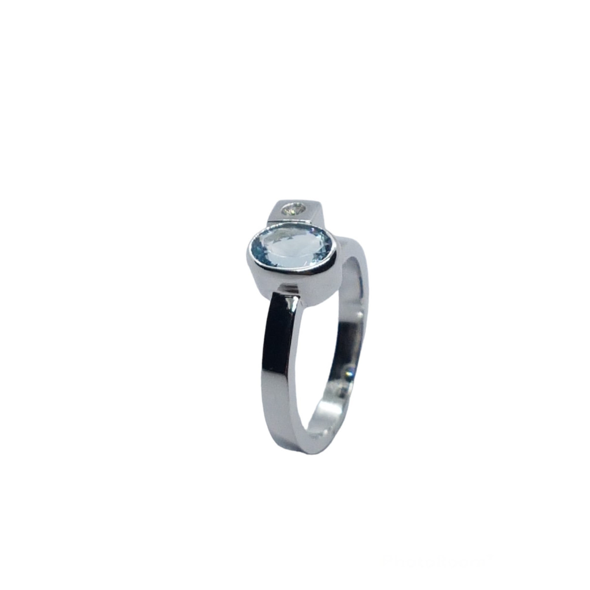 Anillo de oro blanco con diamantes y aguamarina