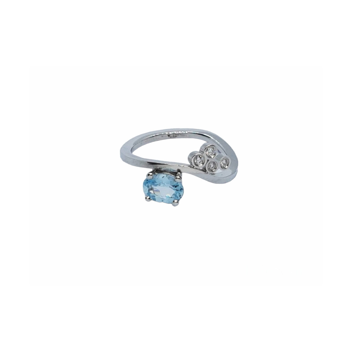 Anillo de oro blanco con diamantes y aguamarina
