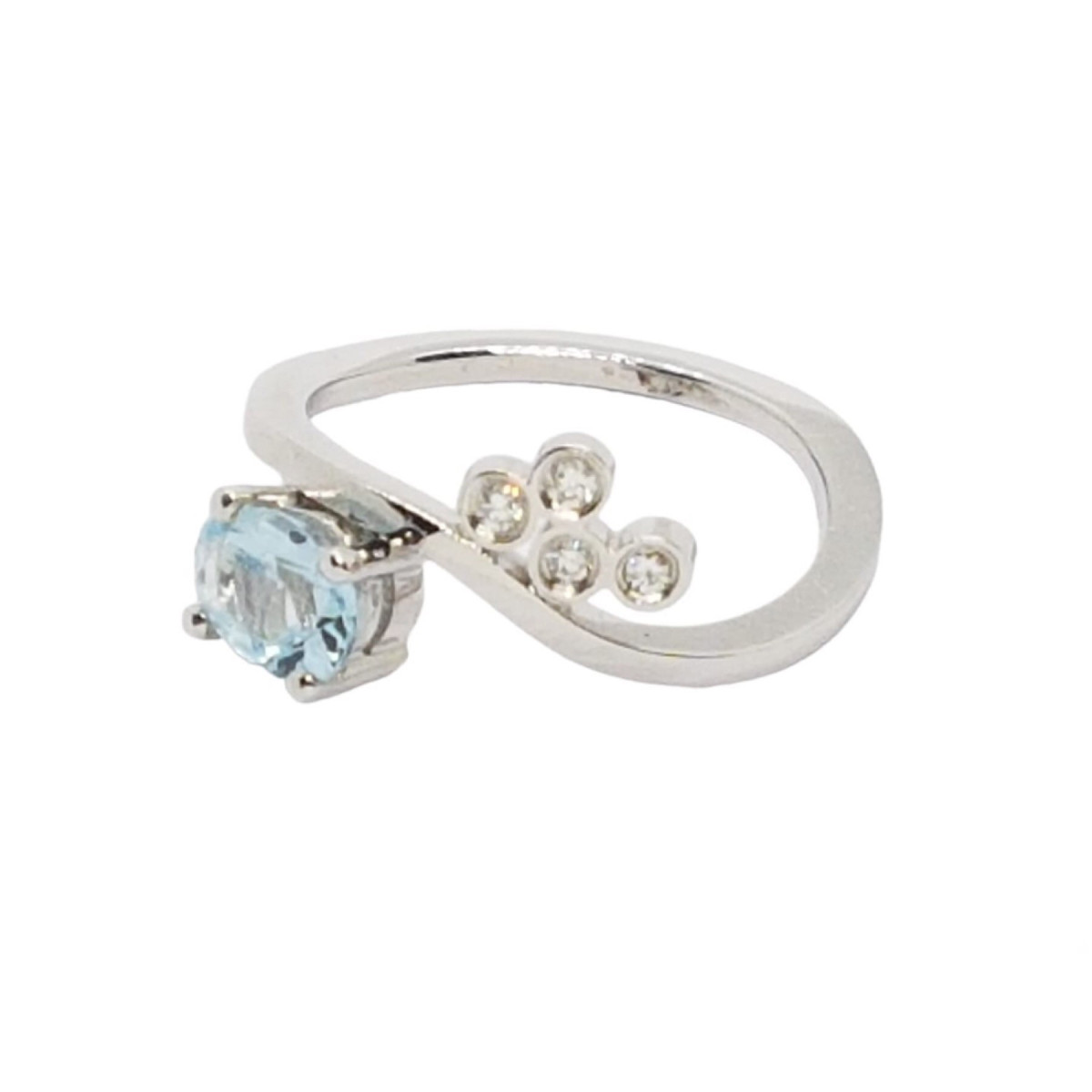 Anillo de oro blanco con diamantes y aguamarina