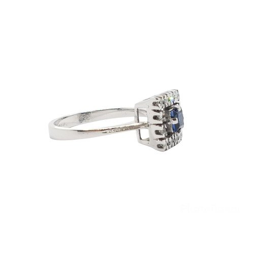 Anillo de oro blanco con diamantes y zafiro