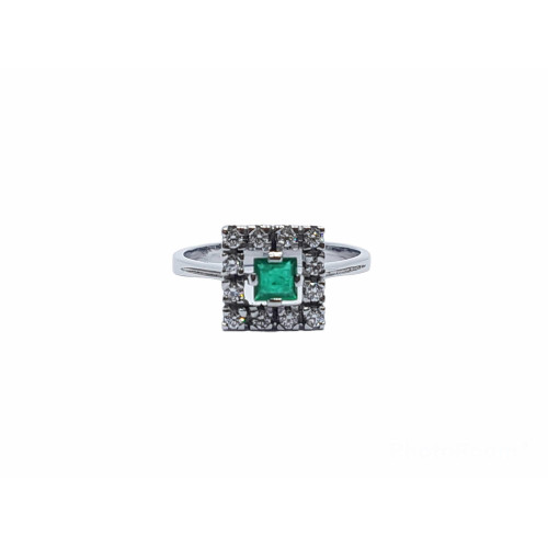 Anillo de oro blanco con diamantes y esmeralda