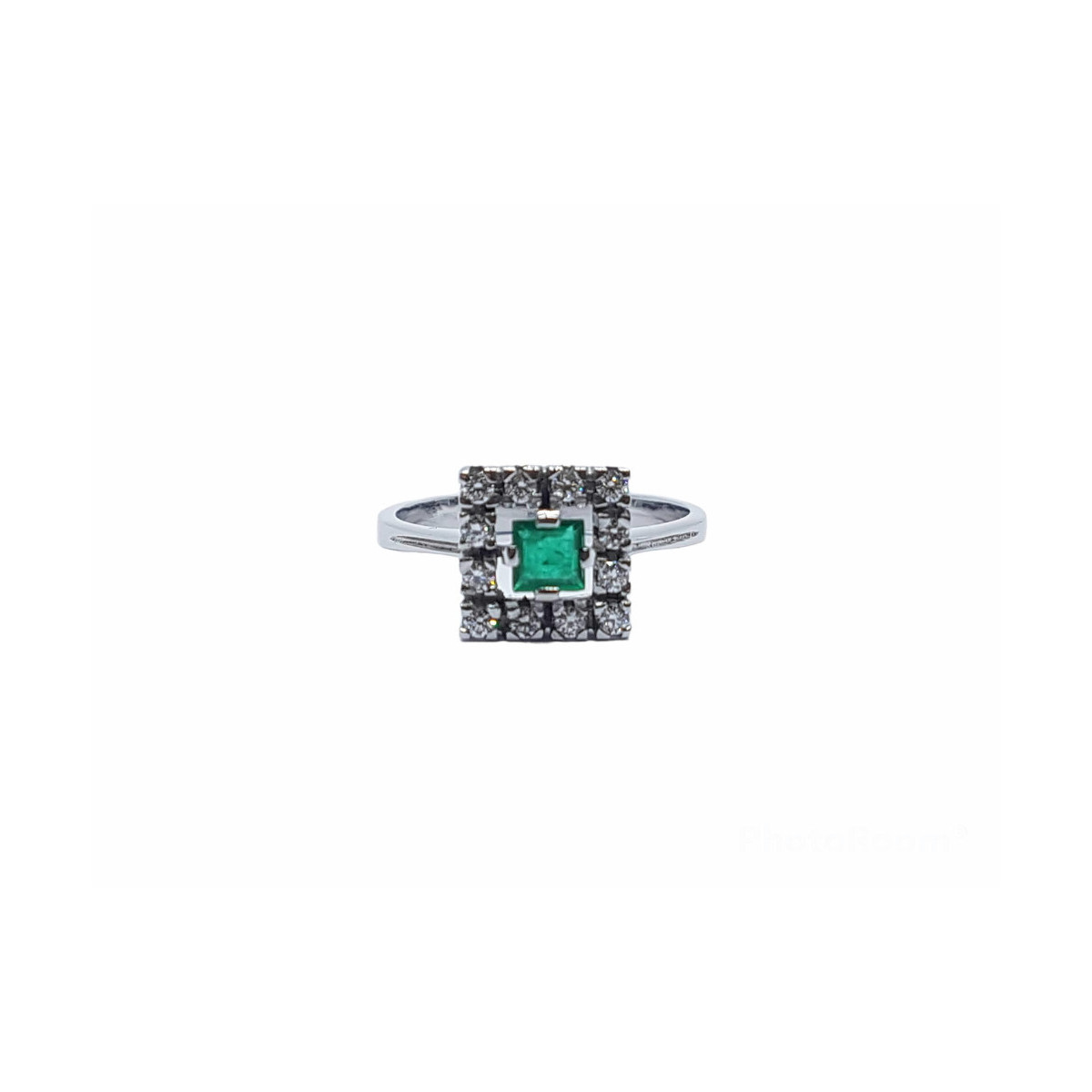 Anillo de oro blanco con diamantes y esmeralda