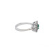 Anillo de oro blanco con diamantes y esmeralda