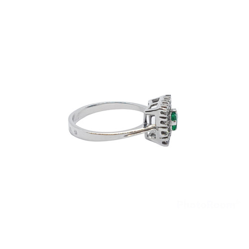 Anillo de oro blanco con diamantes y esmeralda