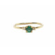 Anillo de oro amarillo con diamantes y esmeralda