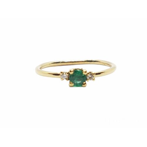 Anillo de oro amarillo con diamantes y esmeralda