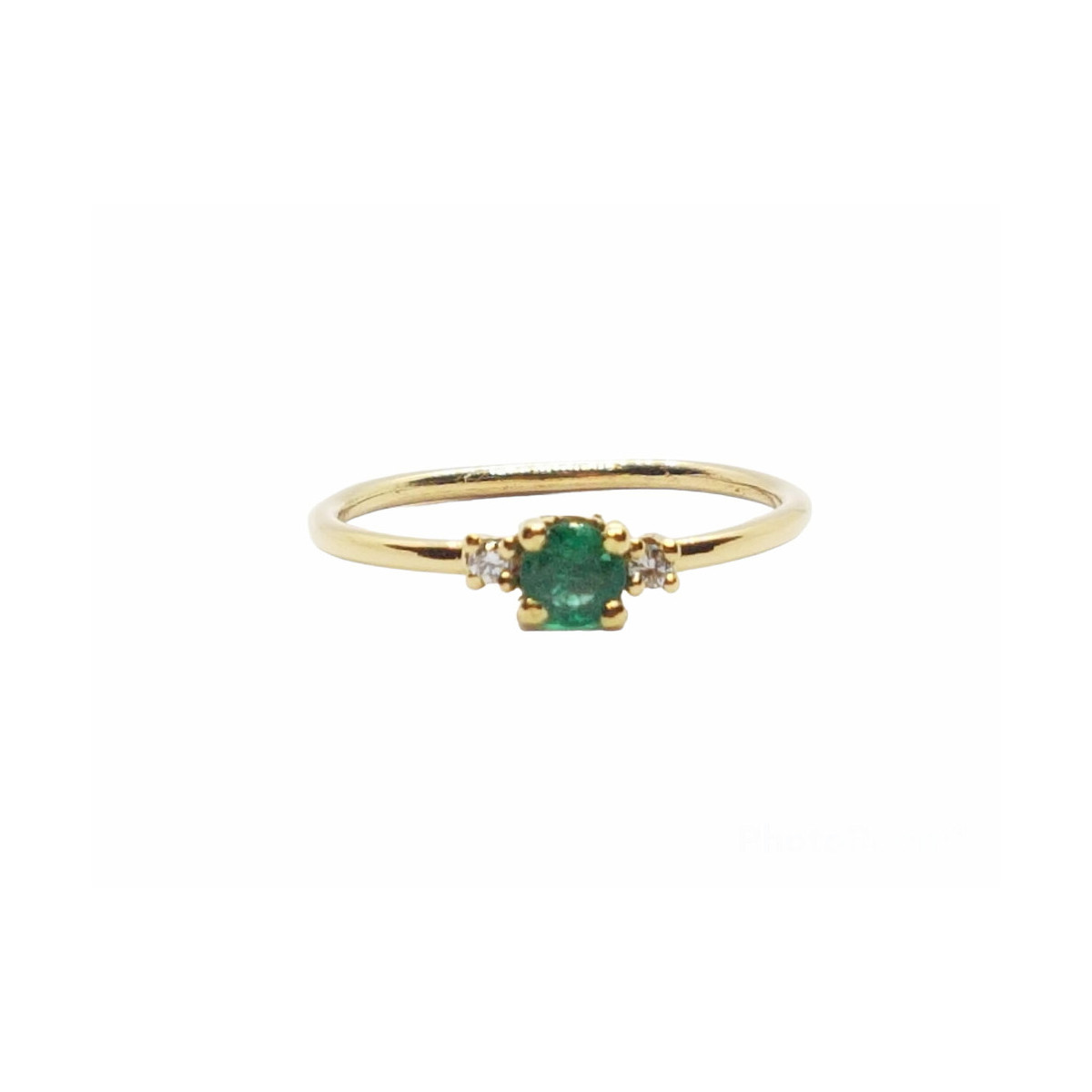 Anillo de oro amarillo con diamantes y esmeralda