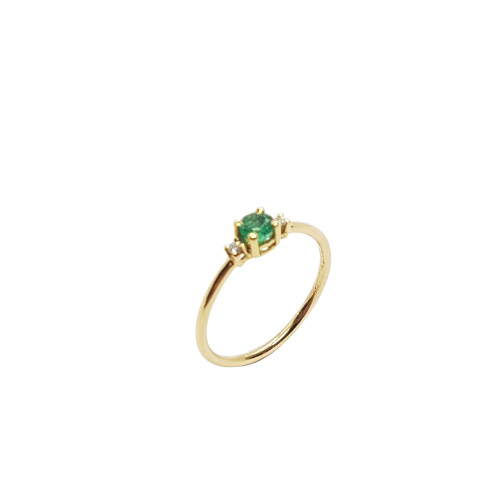 Anillo de oro amarillo con diamantes y esmeralda