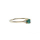 Anillo de oro amarillo con diamantes y esmeralda