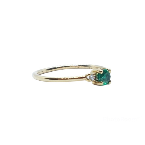 Anillo de oro amarillo con diamantes y esmeralda