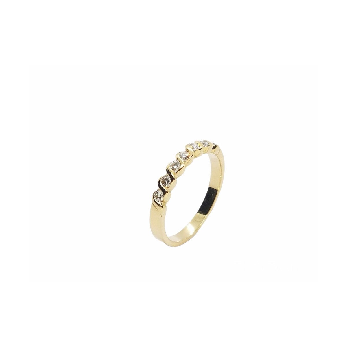 Anillo media alianza de compromiso con diamantes