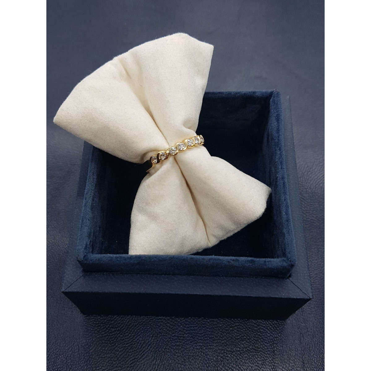 Anillo media alianza de compromiso con diamantes