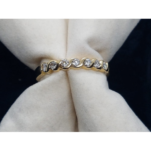 Anillo media alianza de compromiso con diamantes