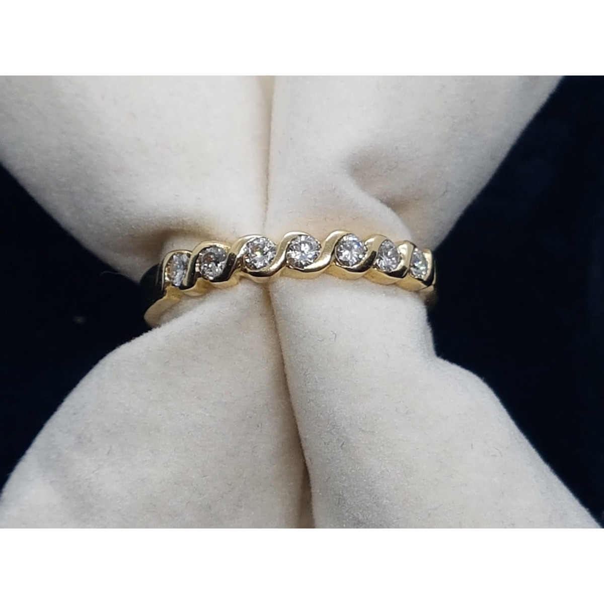 Anillo media alianza de compromiso con diamantes