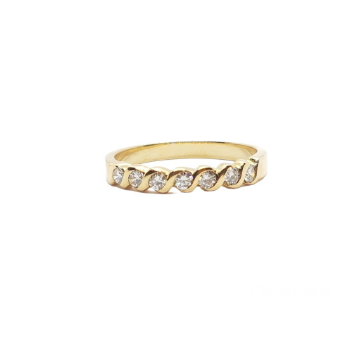 Anillo media alianza de compromiso con diamantes