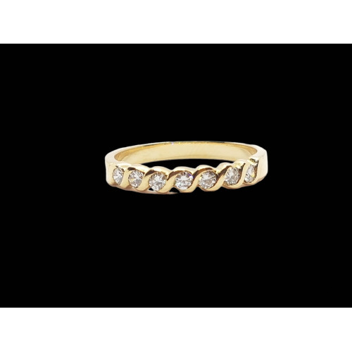 Anillo media alianza de compromiso con diamantes