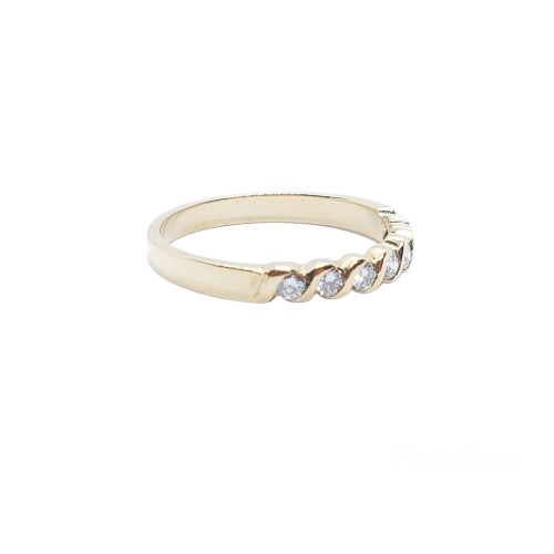Anillo media alianza de compromiso con diamantes