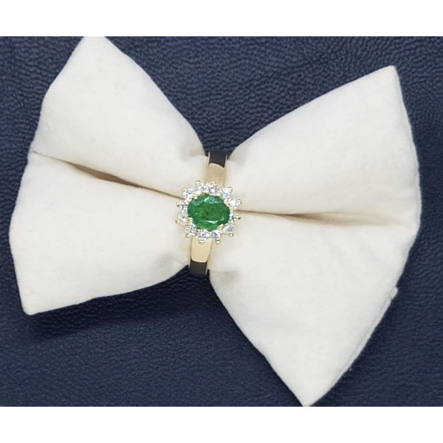 Anillo de oro amarillo en forma de Rosetón de esmeralda y diamantes