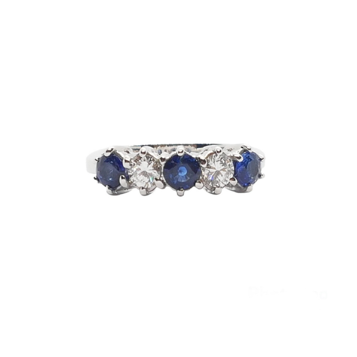 Anillo de oro blanco con diamantes y zafiros