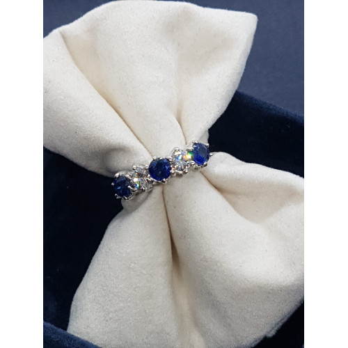 Anillo de oro blanco con diamantes y zafiros