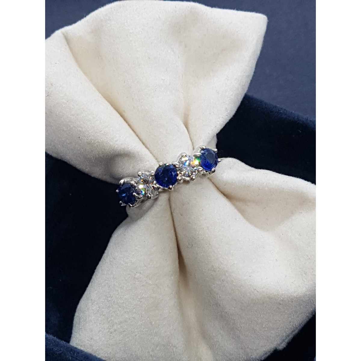 Anillo de oro blanco con diamantes y zafiros