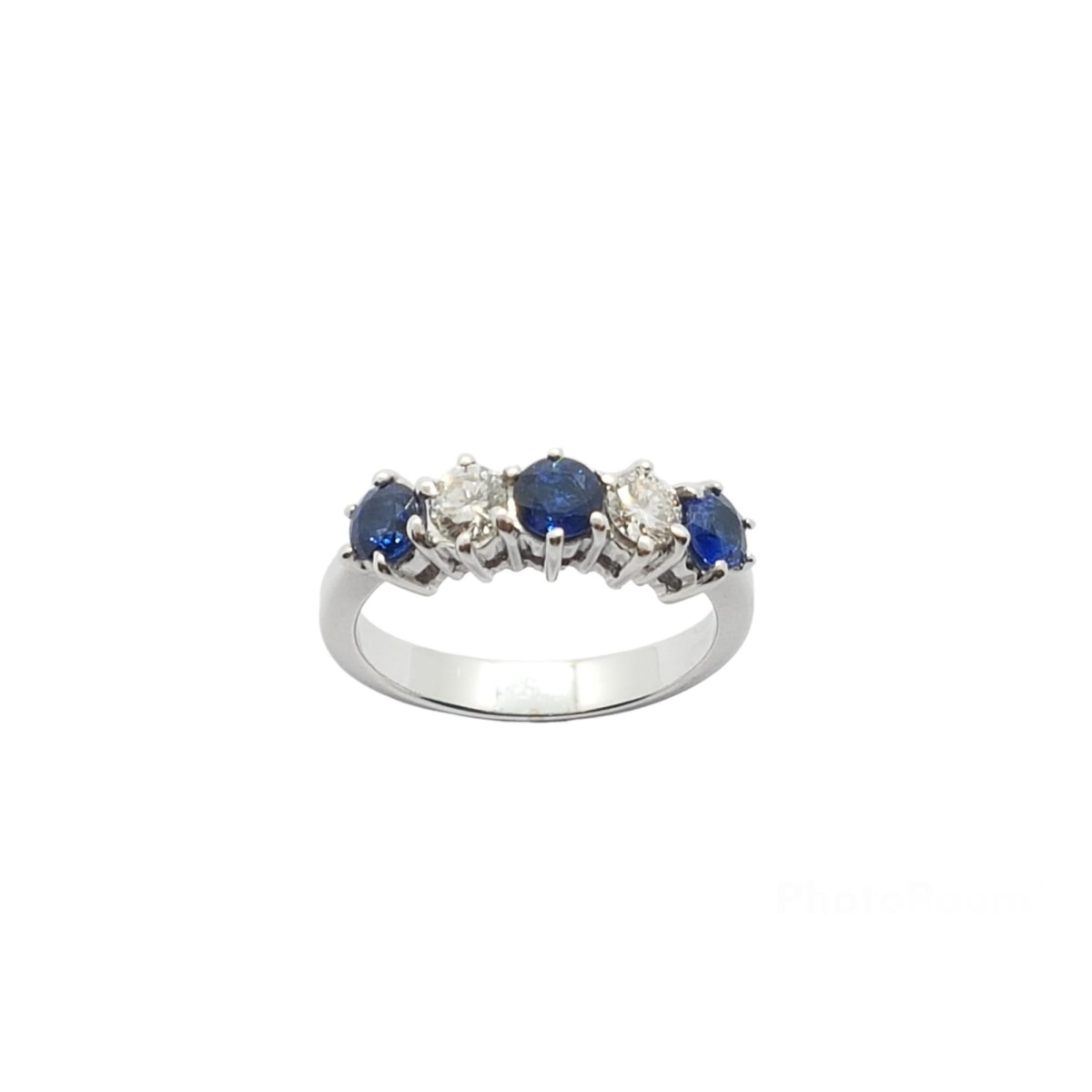 Anillo de oro blanco con diamantes y zafiros