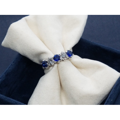 Anillo de oro blanco con diamantes y zafiros