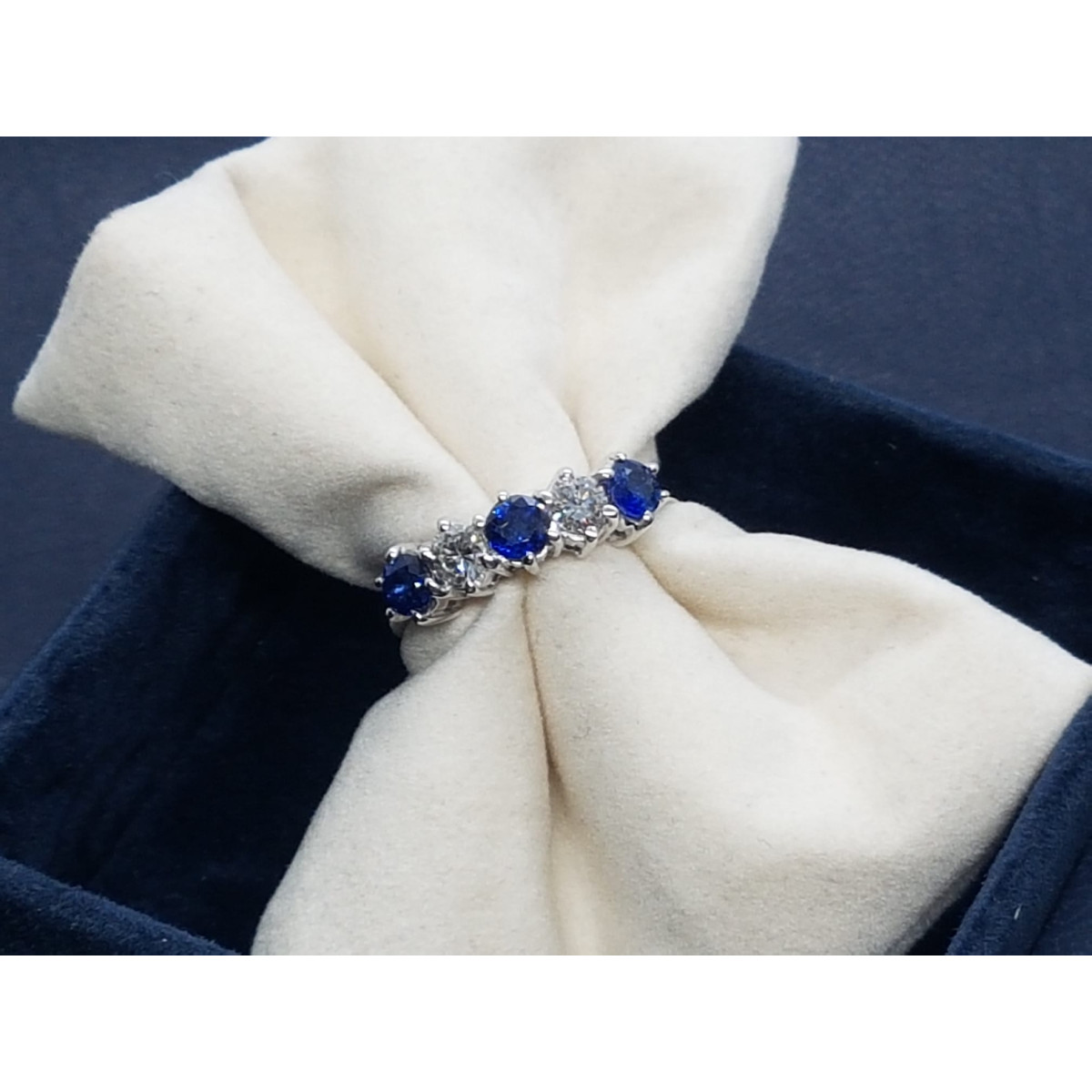 Anillo de oro blanco con diamantes y zafiros