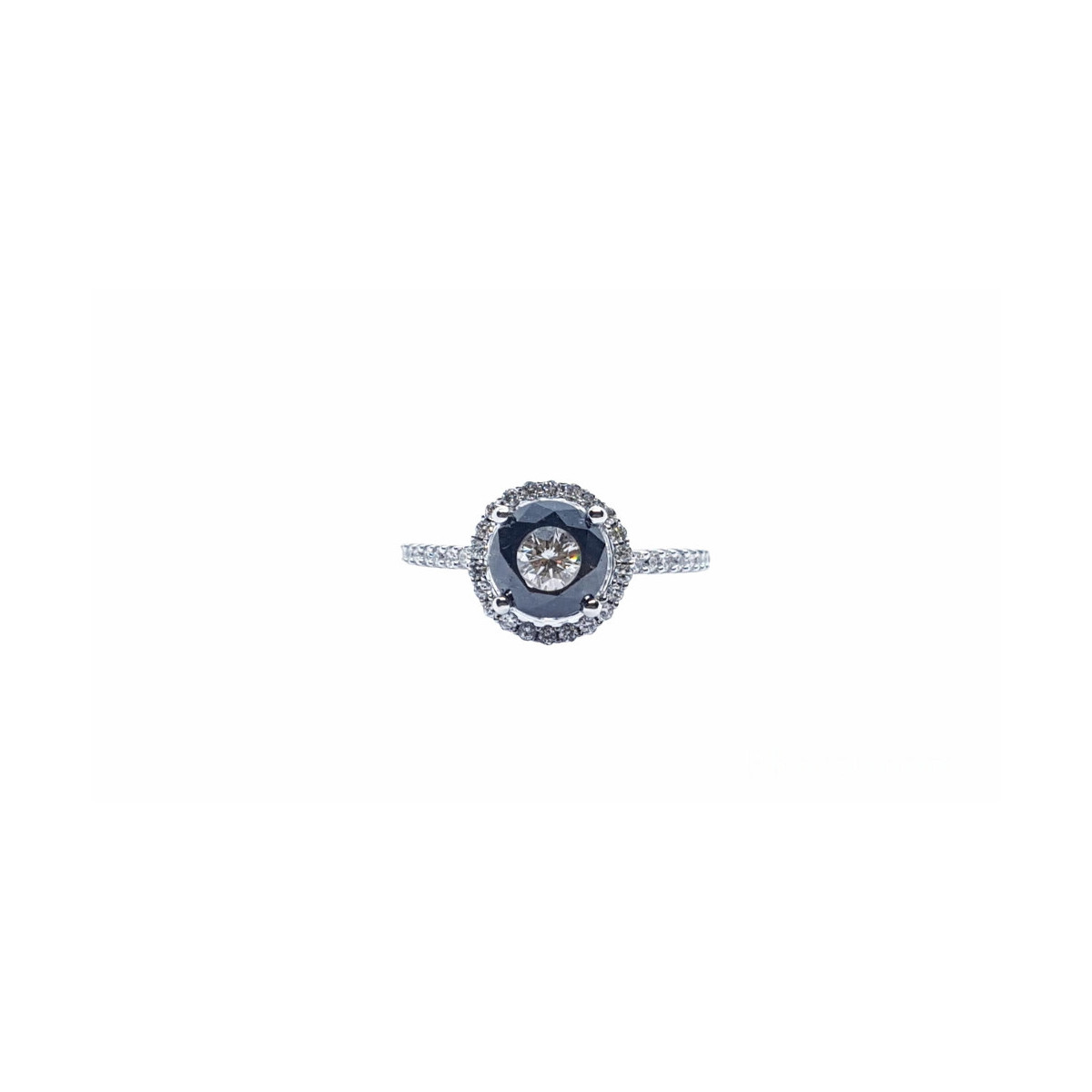 Anillo de oro blanco con diamante negro y blancos
