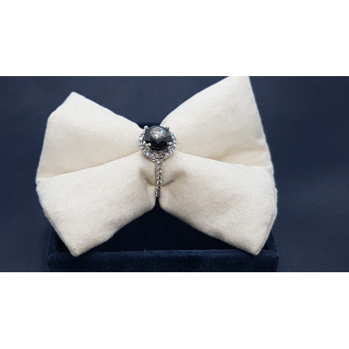 Anillo de oro blanco con diamante negro y blancos