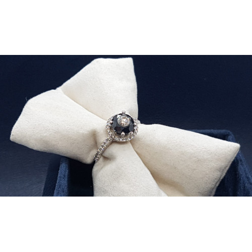 Anillo de oro blanco con diamante negro y blancos