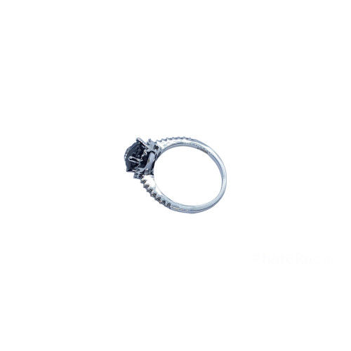 Anillo de oro blanco con diamante negro y blancos