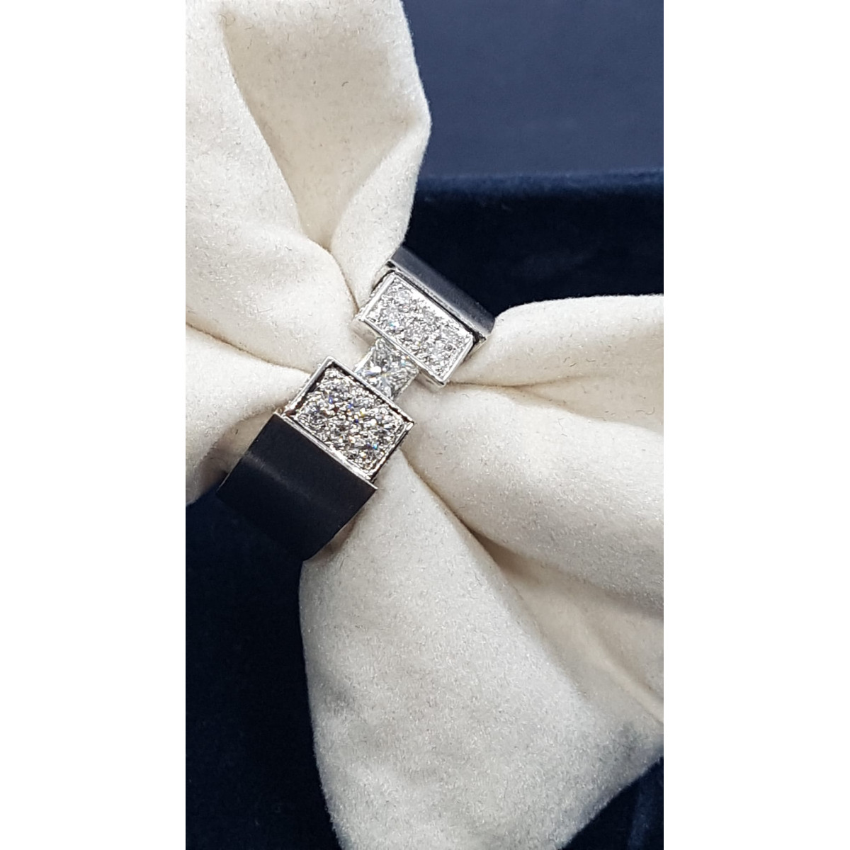 Anillo de oro blanco y diamantes