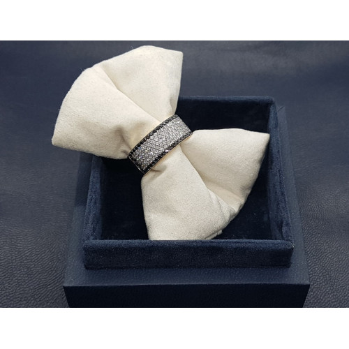 Anillo de oro rosa con diamantes blancos y negros