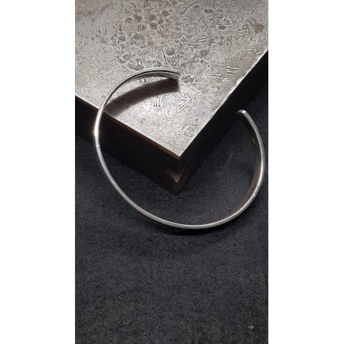 Brazalete rígido de plata