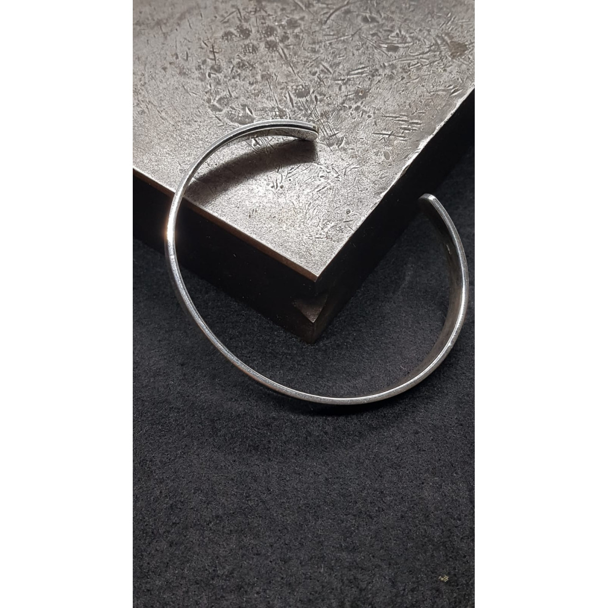 Brazalete rígido de plata
