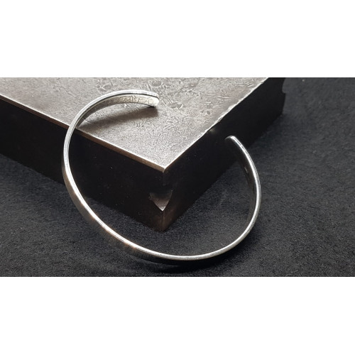Brazalete rígido de plata