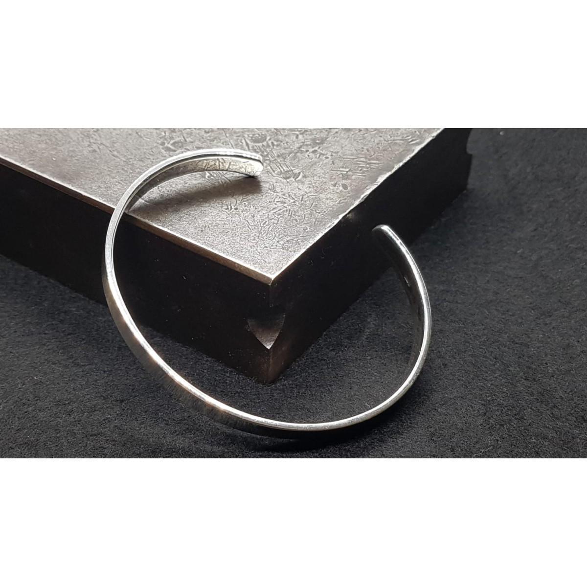 Brazalete rígido de plata