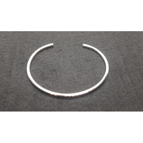 Brazalete rígido de plata