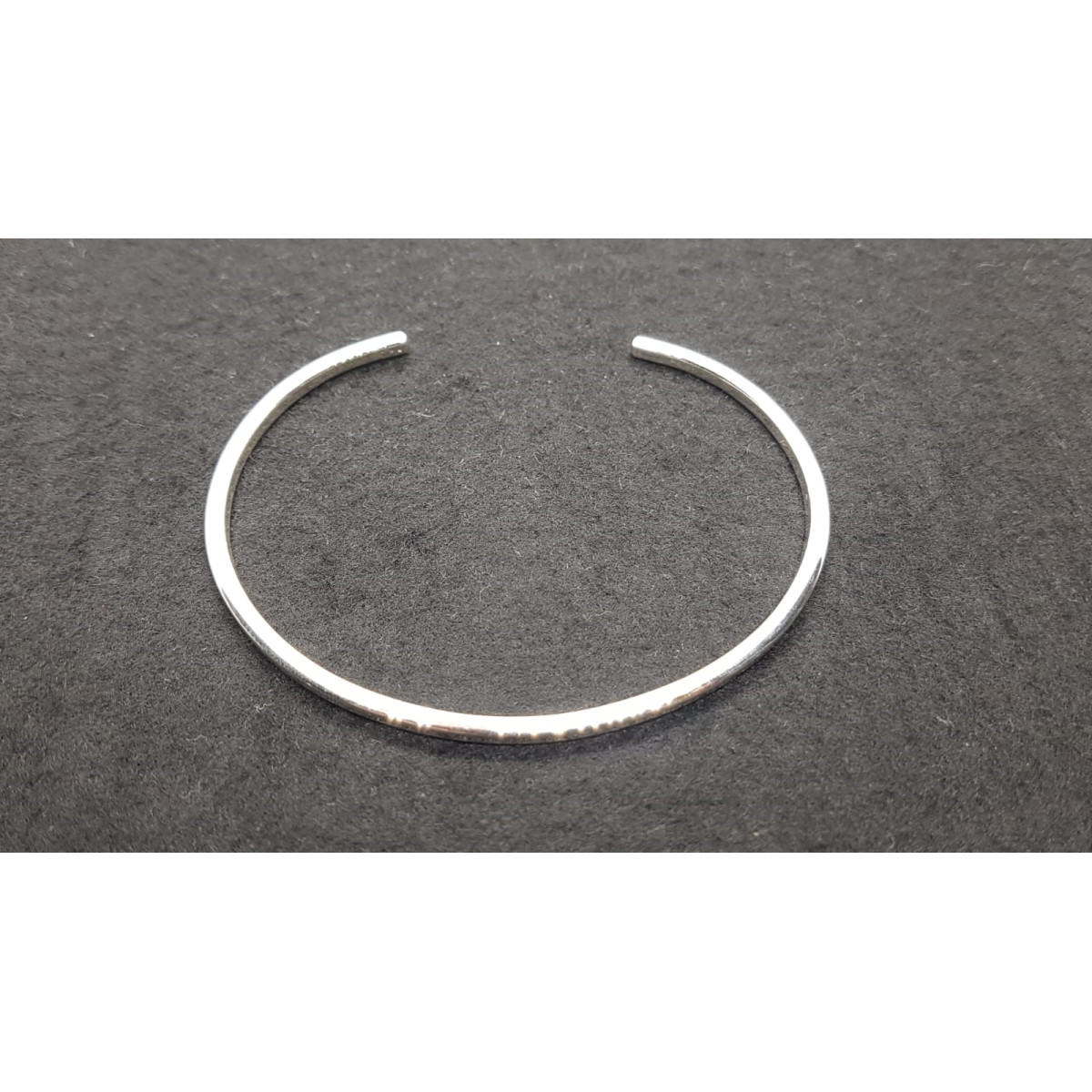 Brazalete rígido de plata