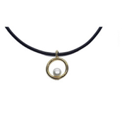 Collar de plata chapada con perla y cuero