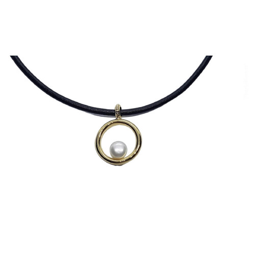 Collar de plata chapada con perla y cuero