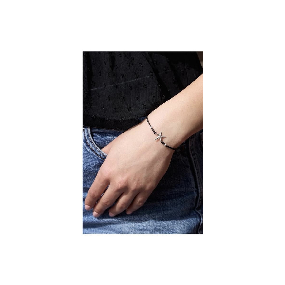 Pulsera de plata con forma de estrella de mar y macramé negro