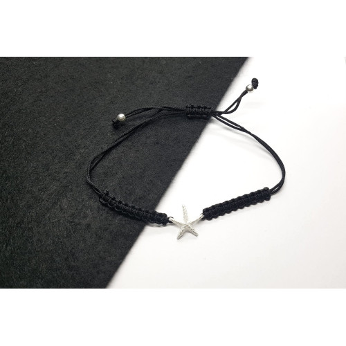 Pulsera de plata con forma de estrella de mar y macramé negro