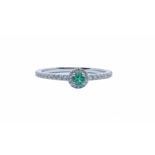Anillo de oro blanco con diamantes y esmeralda